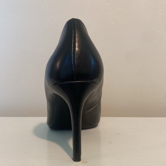 Kelly & Katie Black Heels - Picture 4 of 9